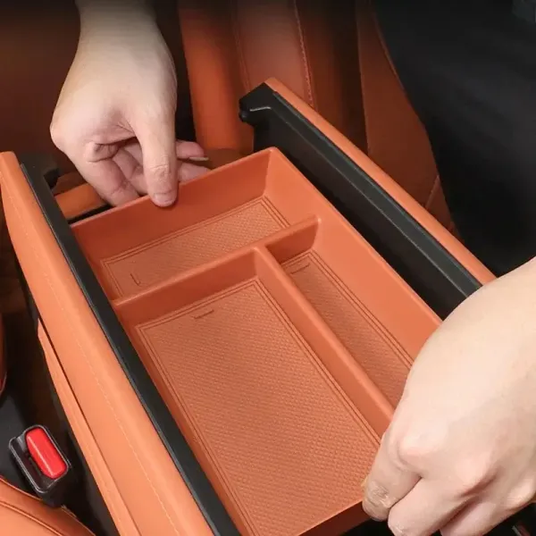 התקנת תא האחסון בקונסולה המרכזית של Deepal S07 – מונח במקום המיועד ללא כלים